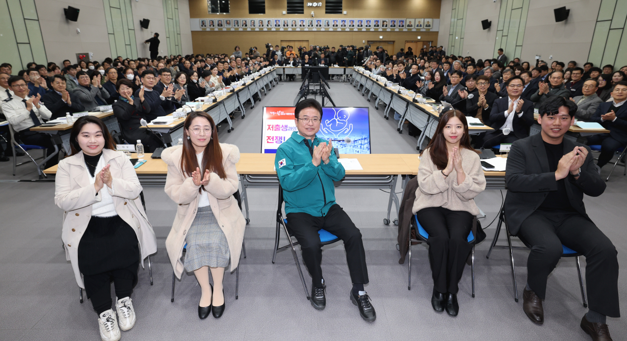 경북도는 18일 도청에서 저출생 극복을 위한 끝장 토론을 진행했다.[경북도 제공]