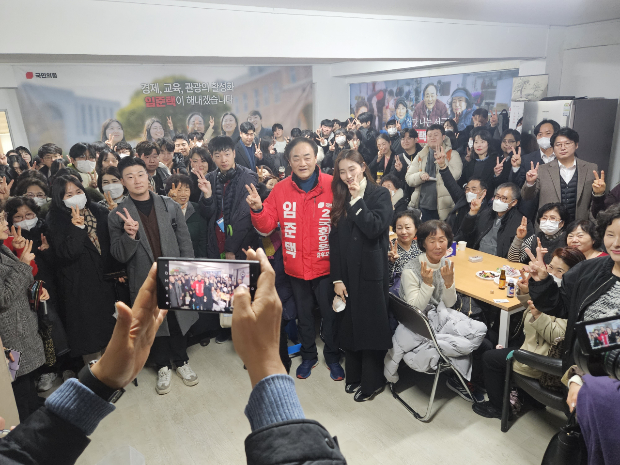 임준택 예비후보(가운데)와 지지자들이 기념촬영을 하고 있다. [사진=임순택 기자]