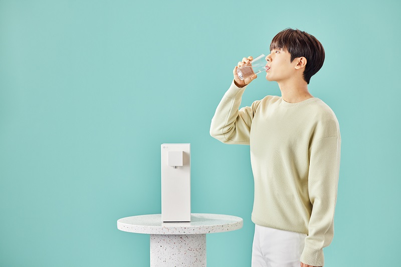 LG 퓨리케어 오브제컬렉션 정수기 '라이트온' 모델에 선정된 배우 이정하