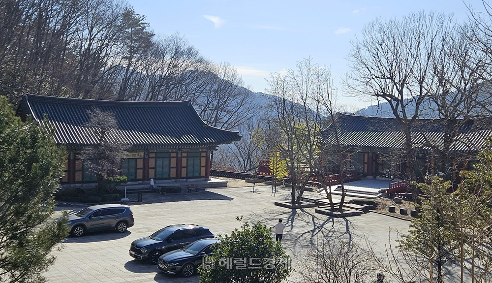 칠불사의 마당