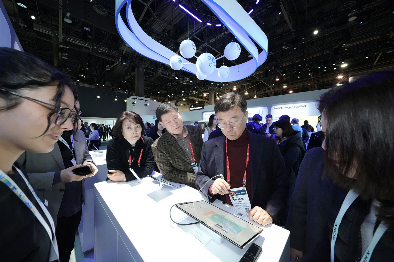 CES 2024 전시회를 둘러 보고 있는 신상진 성남시장.