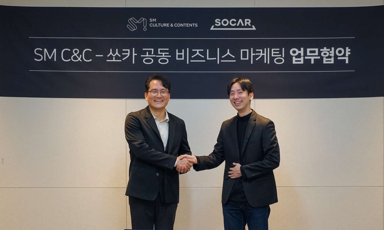 SM C&C가 지난 18일 SM C&C 서울 성수동 사옥에서 쏘카와 ‘공동 비즈니스 마케팅의 성공적 추진’을 위한 업무협약(MOU)를 체결했다. 사진은 남궁철(왼쪽) SM C&C 대표이사, 박재욱(오른쪽) 쏘카 대표가 기념 촬영을 하는 모습. [SM C&C 제공]