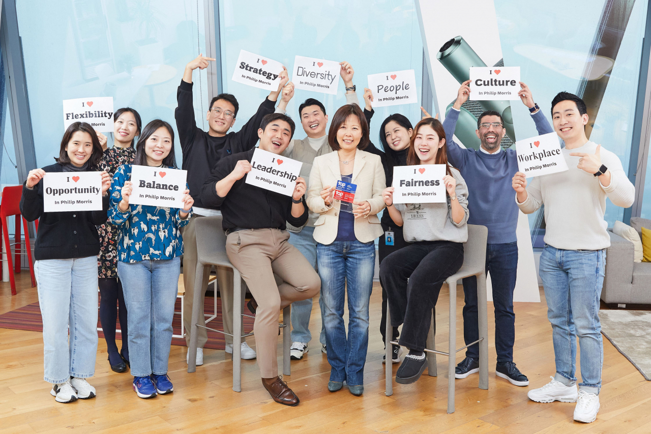 윤희경(앞줄 왼쪽 네번째) 한국필립모리스 대표이사가 직원들과 우수고용협회 5년 연속 선정을 축하하고 있다. [한국필립모리스 제공]