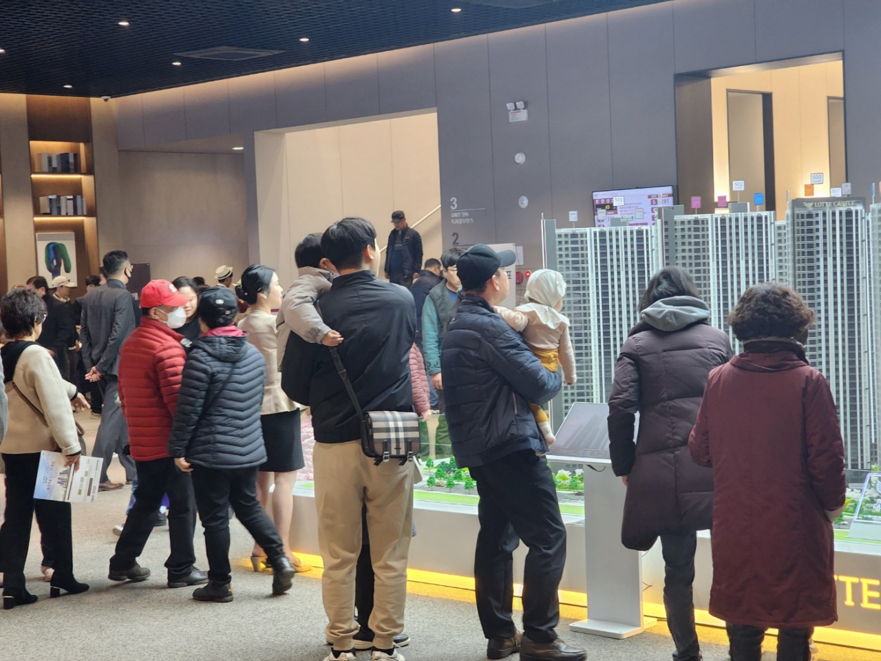 고객들이 안산 ’롯데캐슬 시그니처 중앙’ 견본주택을 둘러보고 있다. [롯데건설 제공]
