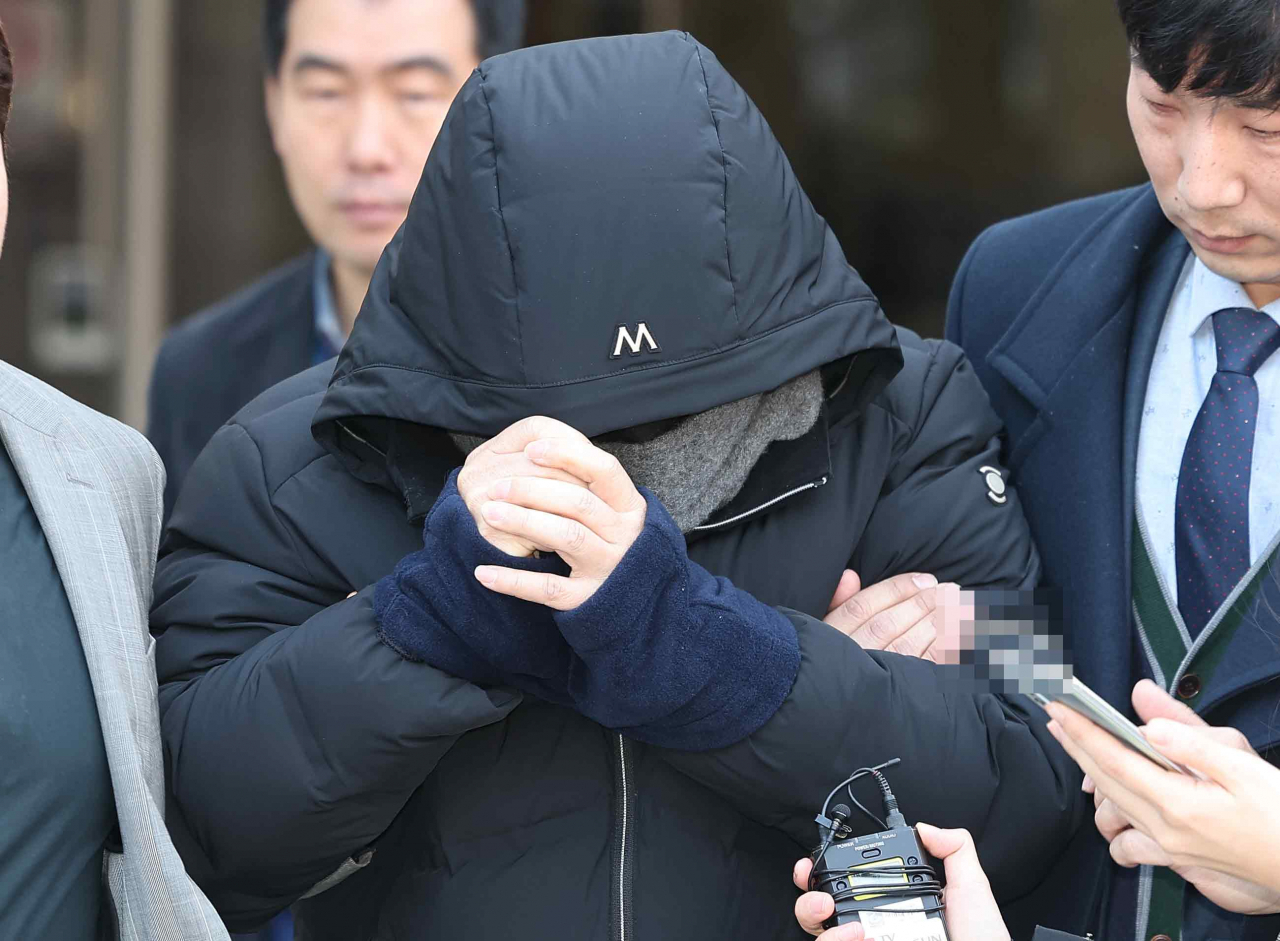 반도체 핵심 기술을 중국에 유출한 혐의를 받는 삼성전자 전 수석연구원 A씨가 16일 오전 서울 서초구 서울중앙지방법원에서 열린 구속 전 피의자 심문(영장실질심사)을 마친 뒤 법원을 떠나고 있다. 법원은 A씨에 대한 구속영장을 기각했다. [연합]