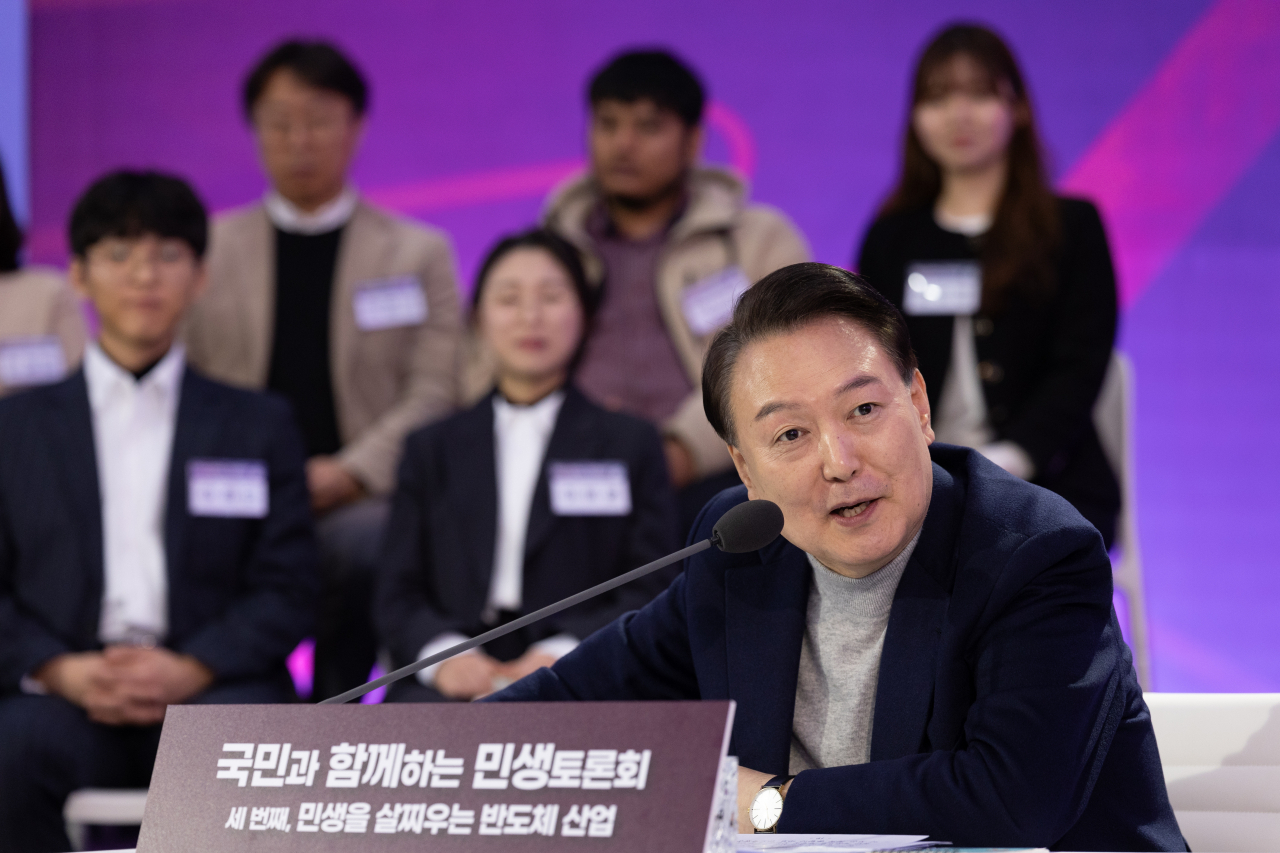 윤석열 대통령이 15일 경기도 수원시 장안구 성균관대 자연과학캠퍼스 반도체관에서 열린 ‘국민과 함께하는 민생토론회-세 번째, 민생을 살찌우는 반도체 산업’에서 마무리 발언을 하고 있다. [연합]
