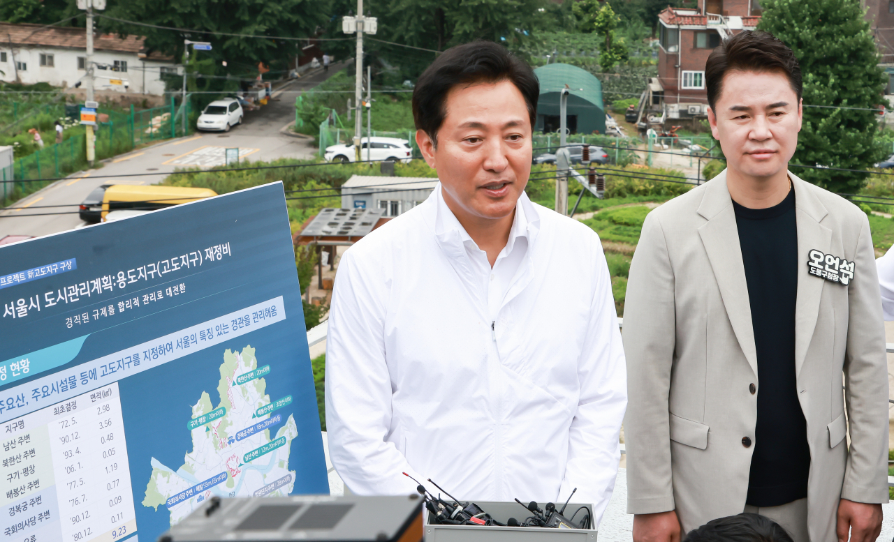 서울 도봉구는 북한산 주변 고도지구가 34년 만에 전면 개편돼 고도제한이 완화된다고 19일 밝혔다. 지난해 6월 북한산 고도지구를 방문한 오세훈 서울시장과 오언석 도봉구청장.[도봉구 제공]