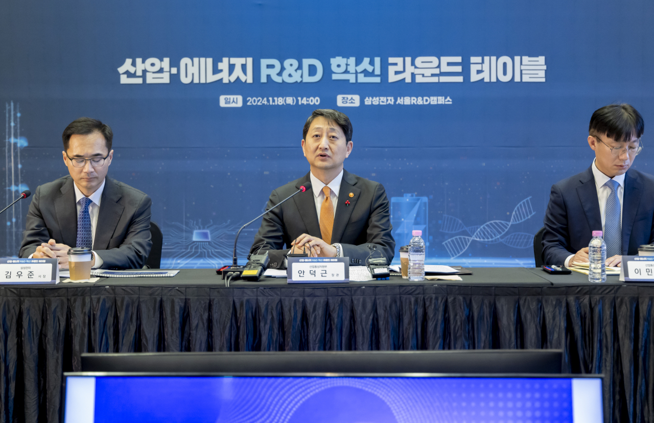 안덕근(가운데) 산업통상자원부 장관이 18일 오후 서울 삼성 R&D 캠퍼스에서 열린 산업·에너지 R&D 혁신 라운드 테이블에서 모두발언 하고 있다. [연합]