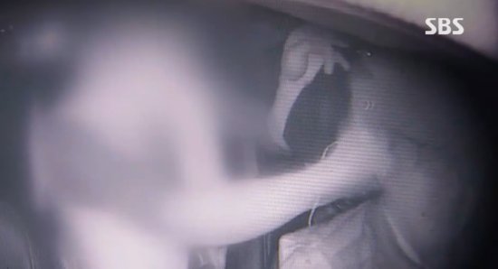 술에 취한 남성이 택시 뒷좌석에서 기사의 머리를 등산화로 폭행하고 있다. [SBS 갈무리]