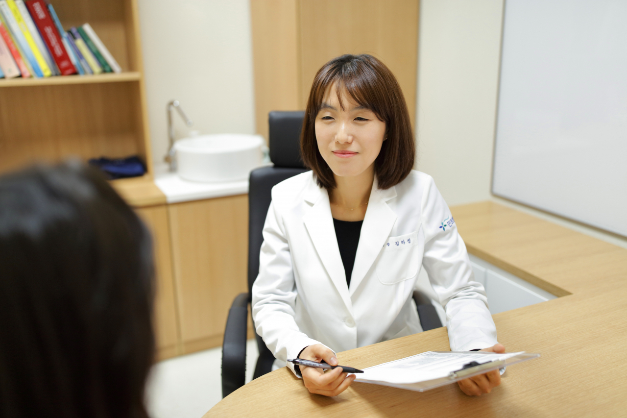 자궁근종이 있다고 해서 모든 경우에 증상을 보이는 것은 아니다. 하지만 자궁근종의 위치나 크기에 따라 다양한 증상이 복합적으로 유발될 수도 있다.