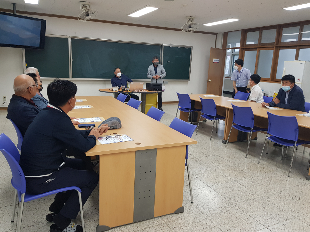 충북 송학중 폐교를 막기 위해 지역 주민이 꾸린 발전위원회가 송학중에서 회의를 하고 있다. [송학중 발전위원회 제공]