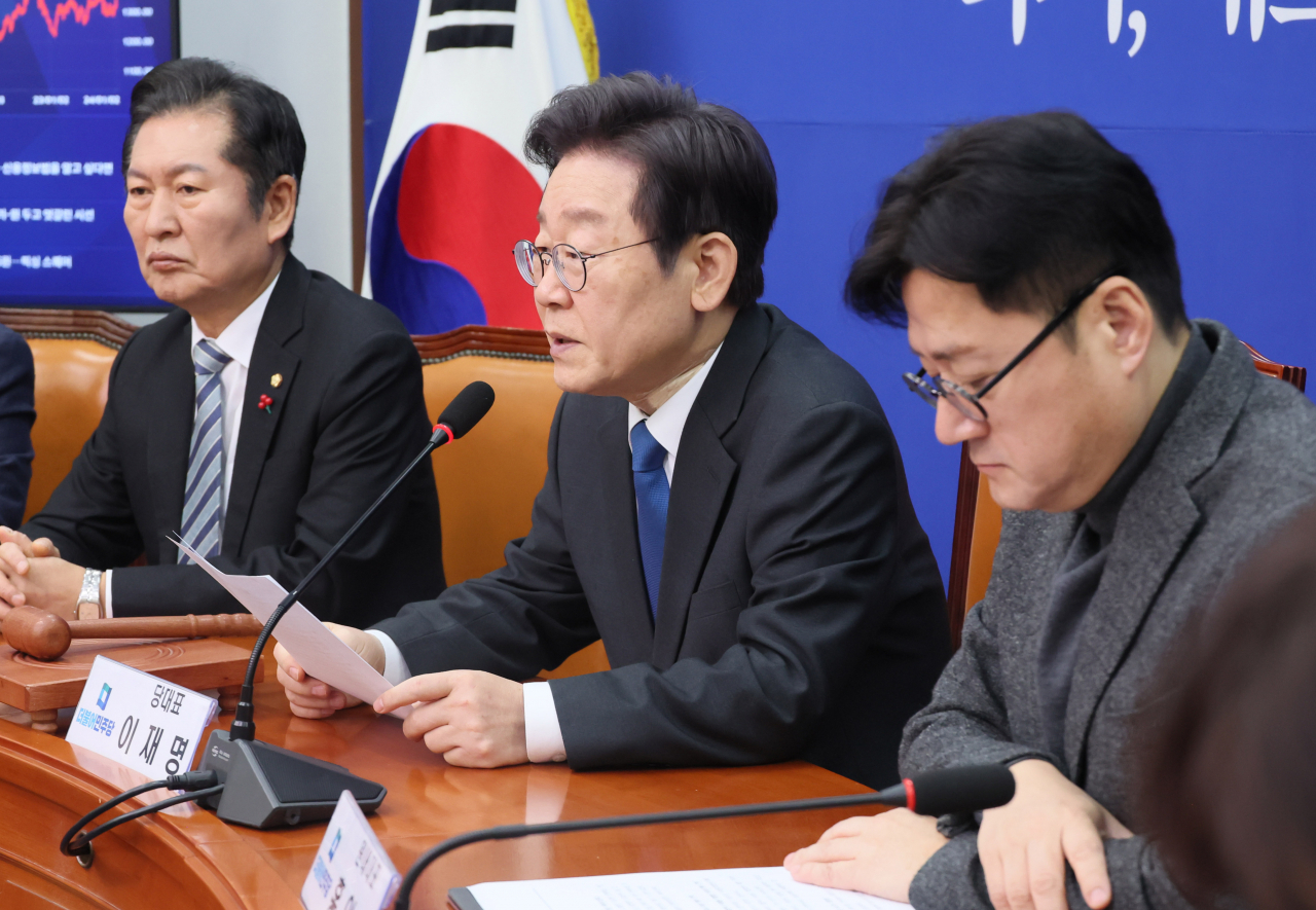 이재명(가운데) 더불어민주당 대표가 19일 오전 국회에서 열린 최고위원회의에서 발언하고 있다. [연합]