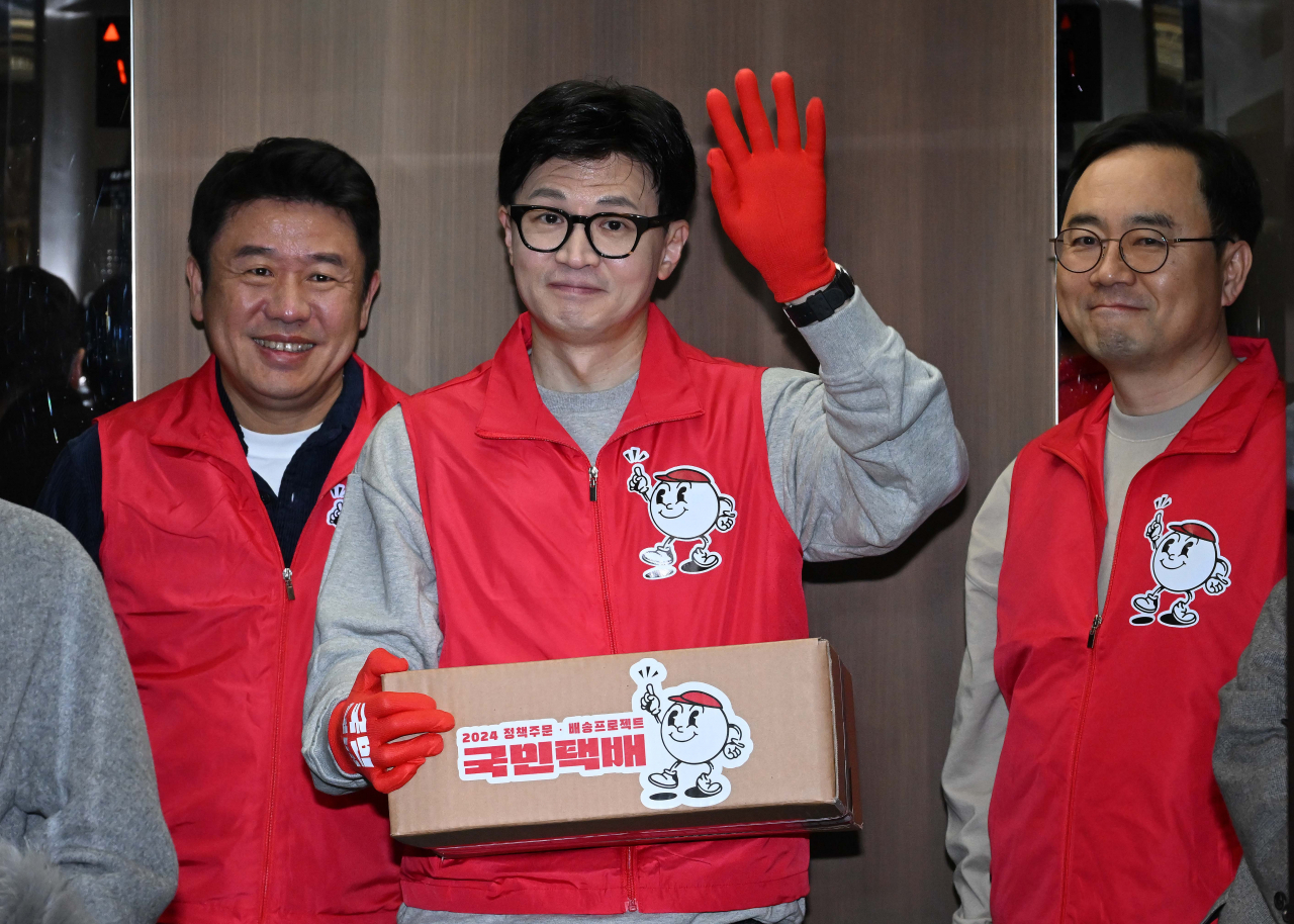 지난 18일 오후 저출생 관련 공약인 ‘일·가족 모두행복’이 담긴 국민택배를 든 한동훈 국민의힘 비상대책위원장이 서울 강남구 휴레이포지티브로 가기 위해 엘리베이터를 타고 있다. 이번에 발표한 ‘일·가족 모두행복’은 총선 1호 공약으로 부총리급 인구부 신설과 아빠휴가 1개월(유급) 의무화, 육아기 유연근무 도입, 채움인재 인센티브 지급, 가족친화 우수 중소기업 법인세 감면 등이 담겼다. 이상섭 기자