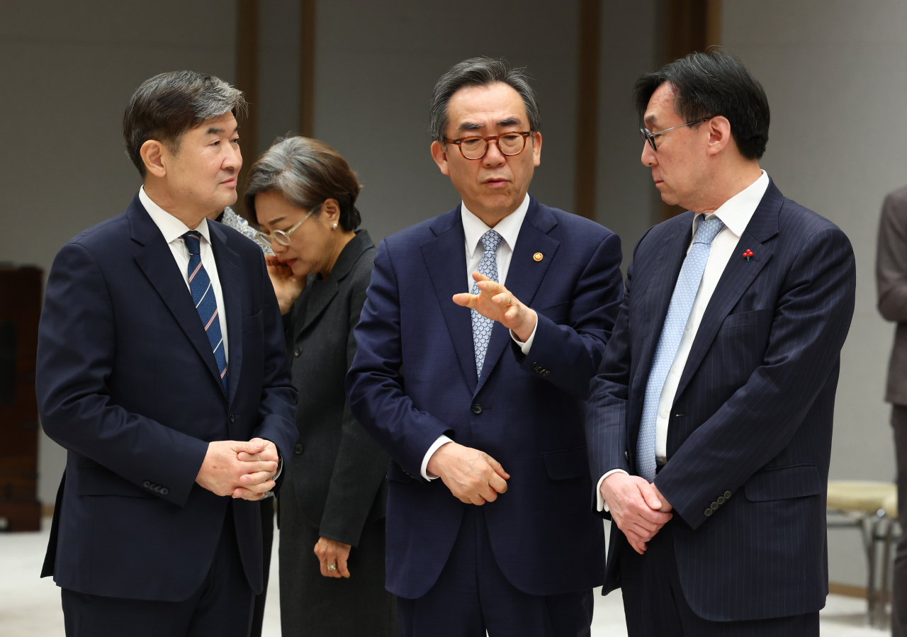 조태용 국가정보원장(왼쪽부터), 조태열 외교부 장관, 장호진 국가안보실장이 16일 서울 용산 대통령실 청사에서 열린 신임 장관·국정원장·권익위원장 및 국가안보실 3차장 임명장 수여식에서 대화하고 있다. [연합]