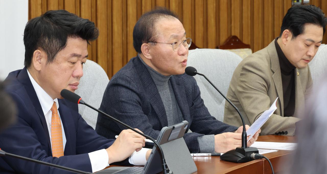 윤재옥 국민의힘 원내대표가 19일 국회에서 원내대책회의를 하고 있다. [연합]