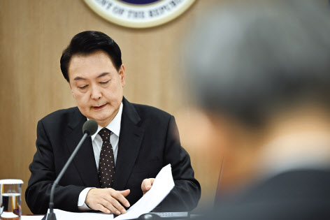 윤석열 대통령이 지난 16일 서울 용산 대통령실 청사에서 열린 국무회의에서 모두발언을 마친 뒤 자료를 살펴보고 있다. [연합]
