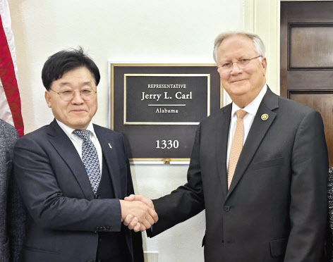 정만기(왼쪽) 한국무역협회 상근부회장이 17일(현지시각) 미국 하원을 방문해 제리 칼 하원(공화당) 의원과 기념촬영을 하고 있다. [한국무역협회 제공]