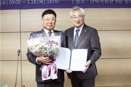 제34대 대한건축사협회장으로 당선된 김재록 청구 건축사무소 대표(왼쪽) [대한건축사협회 제공]