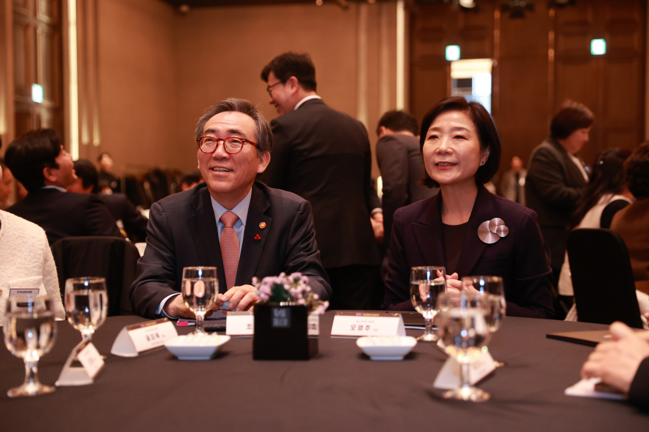 오영주 중소벤처기업부 장관이 19일 서울 서초구 엘타워에서 열린 '2024년 혁신벤처업계 신년인사회'에 참석해 조태열 외교부 장관과 발제를 듣고 있다. [연합]