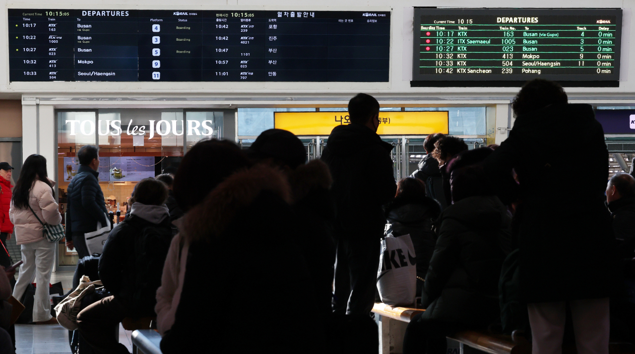 지난 7일 서울역 플랫폼에 승객들이 열차에서 내려 이동하고 있다. [연합뉴스]