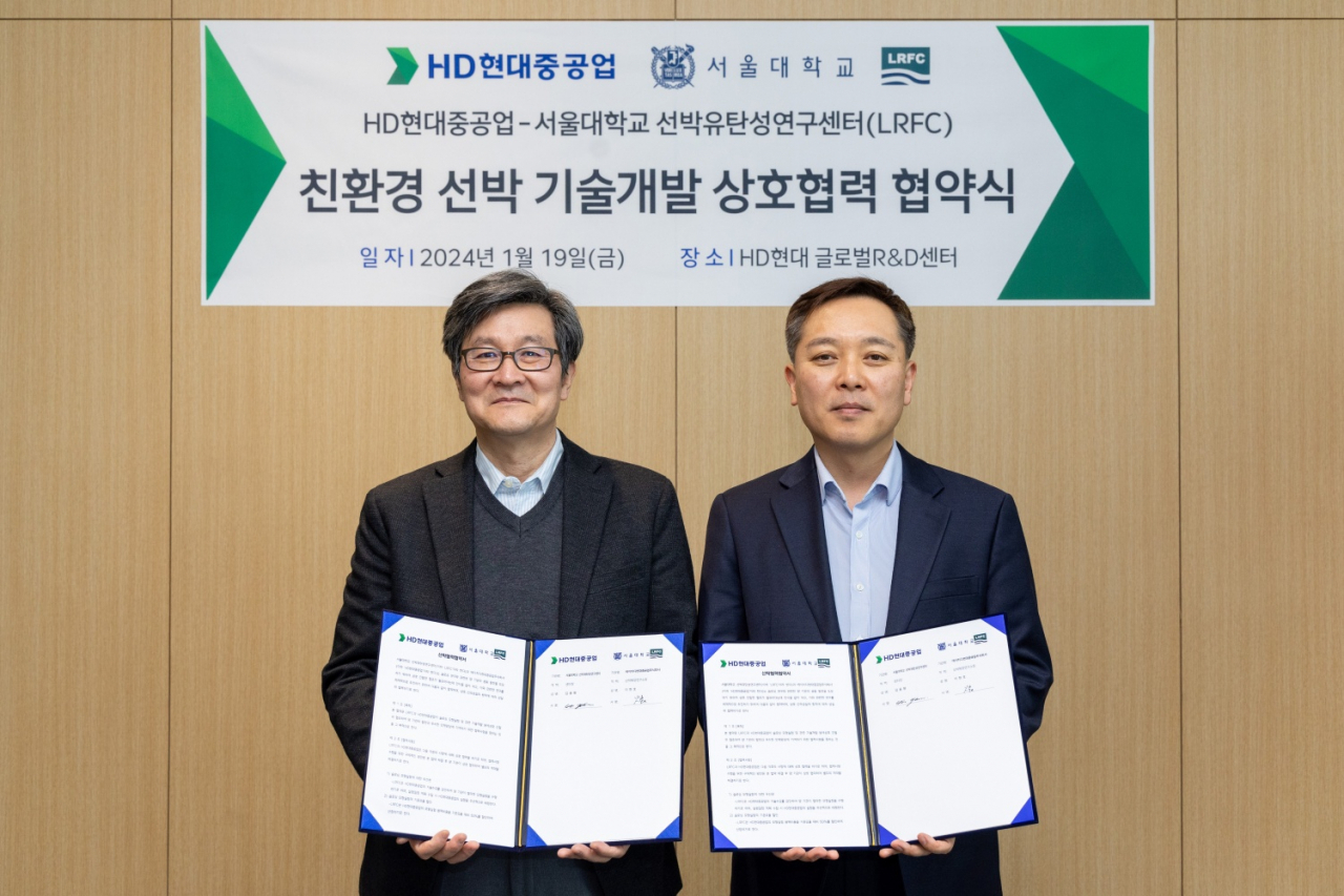 이현호(오른쪽) HD현대중공업 선박해양연구소장과 김용환 서울대학교 선박유탄성연구센터(LRFC)장이 19일 판교 HD현대 글로벌R&D(연구개발)센터(GRC)에서 ‘친환경 선박 기술개발을 위한 상호협력 업무협약(MOU)’을 체결한 뒤 기념촬영을 하고 있다. [HD현대 제공]