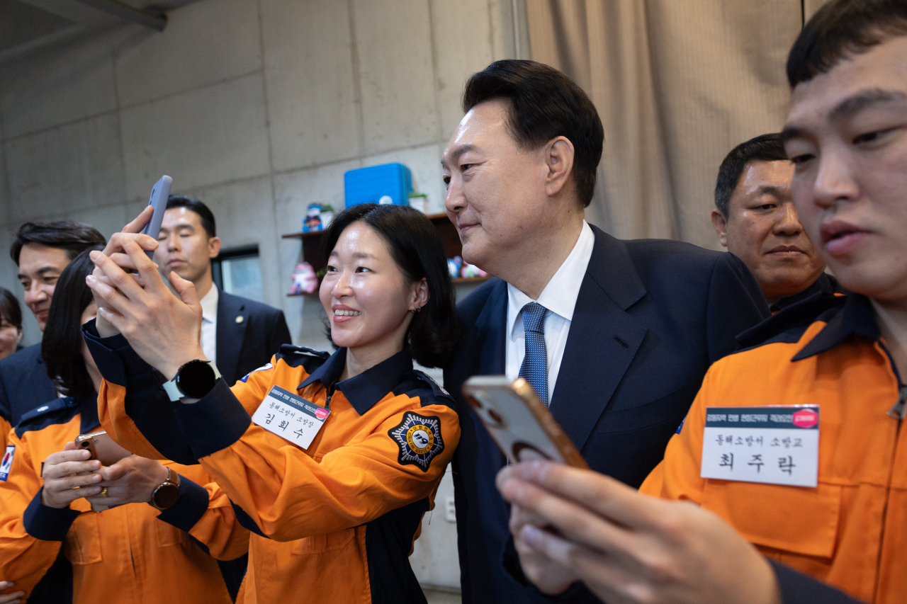 윤석열 대통령이 19일 강원도 강릉시 한 순두부 음식점에서 열린 강원지역 민생 현장 근무자 격려 오찬에서 참석자들과 기념사진을 찍고 있다. [연합]
