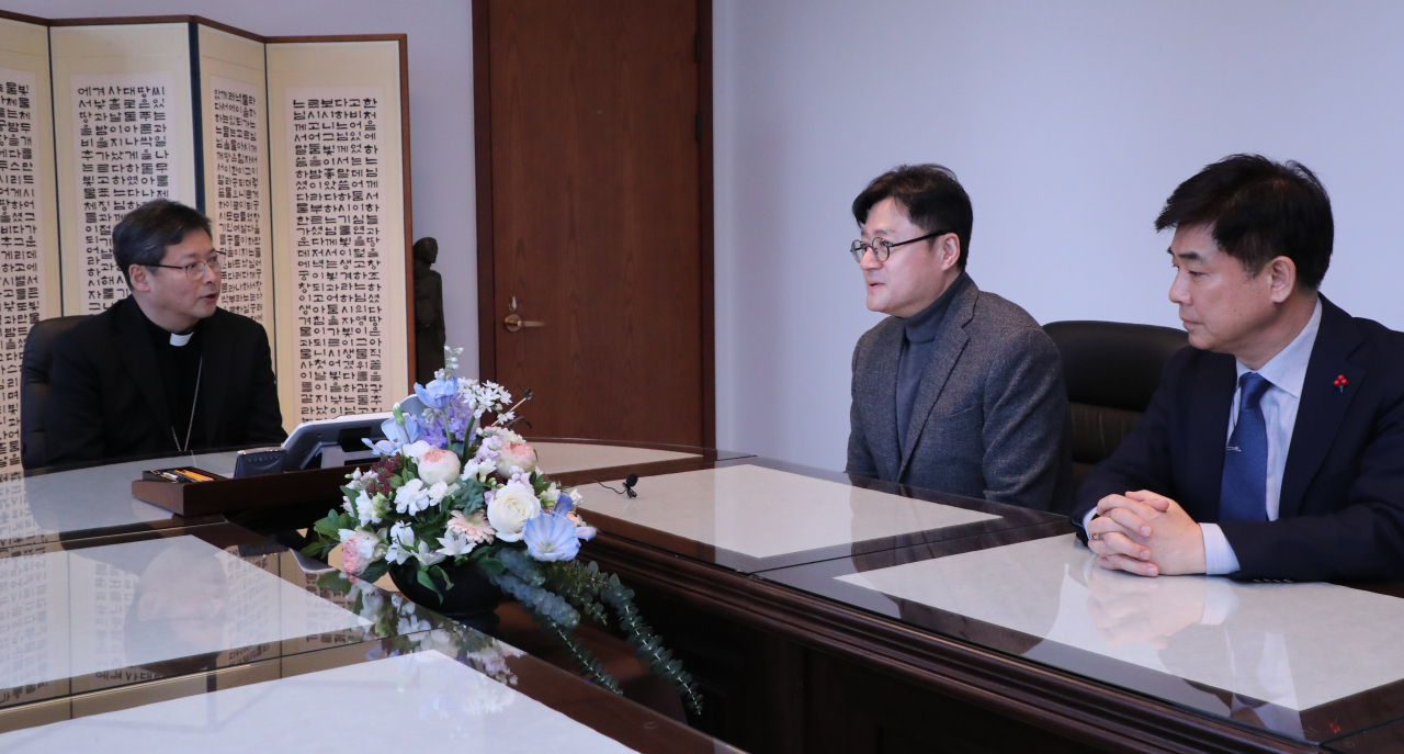 홍익표 더불어민주당 원내대표가 19일 오후 서울 중구 천주교 서울대교구청에서 정순택 대주교를 예방, 얘기를 나누고 있다. [국회사진기자단]