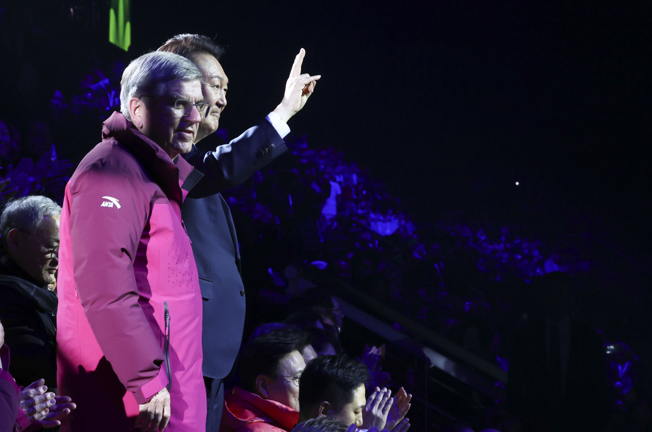 윤석열 대통령과 토마스 바흐 IOC 위원장이 19일 강원 강릉시 강릉스피드스케이팅 경기장에서 열린 강원동계청소년올림픽 개회식에서 관중들을 향해 인사하고 있다. [연합]