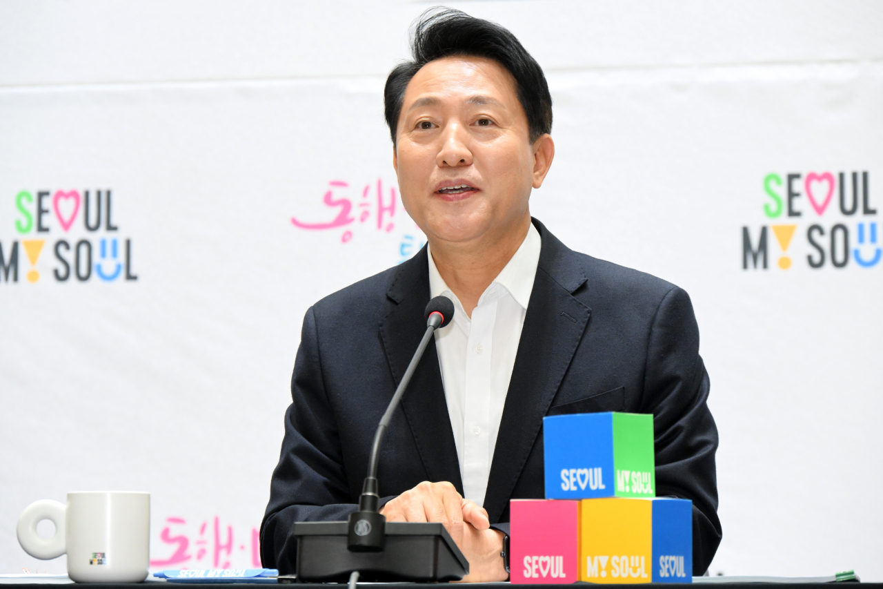 오세훈 서울시장이 17일 서울시청에서 가진 신년 기자간담회에서 질문에 답하고 있다. 이날 오 시장은 돈화문 복원에 대한 강한 의지를 보였다.[서울시 제공]