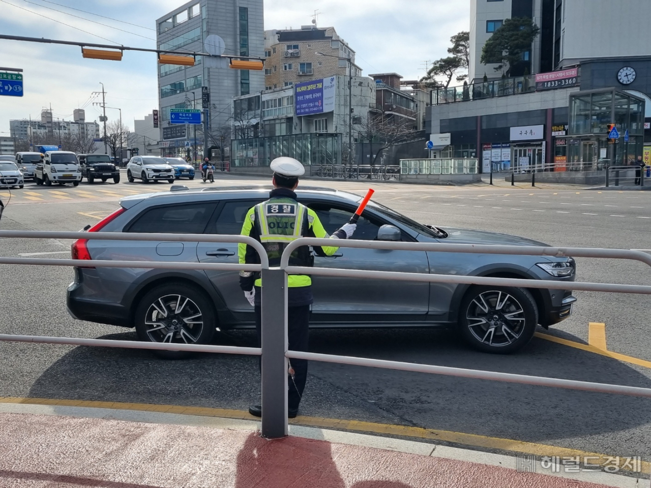 19일 오후 2시께 신방화역사거리 교차로에서 경찰이 우회전 차량에 대해 일시정지 의무 단속에 나섰다. 우회전 일시정지 시행 1년을 맞았지만 여전히 시민들은 법에 대해 무지하거나, 일시정지와 서행을 구분하지 못해 혼란스러워 했다. [이민경 기자]