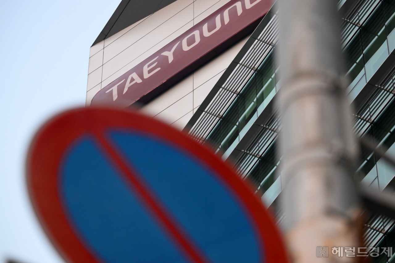 태영건설의 워크아웃(기업구조개선작업)이 채권단 96.1%의 동의를 얻어 공식 개시된 가운데 12일 서울 여의도 태영건설 본사 앞에 견인지역이라는 표지판이 설치되어 있다. 이상섭 기자