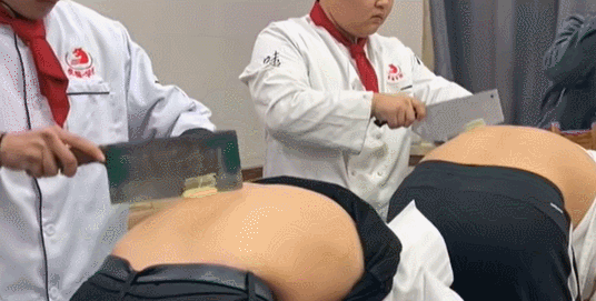 후진기술학교 요리학과 학생들이 친구의 등 위에서 칼질하고 있는 모습. [후진기술학교 공식 더우인]