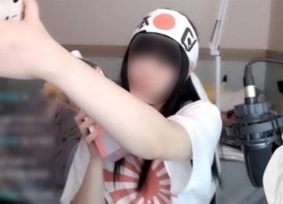 욱일기 의상을 착용해 물의를 빚고, 네이버 치지직 방송 권한을 박탈 당한 스트리머. [온라인 커뮤니티 캡처]