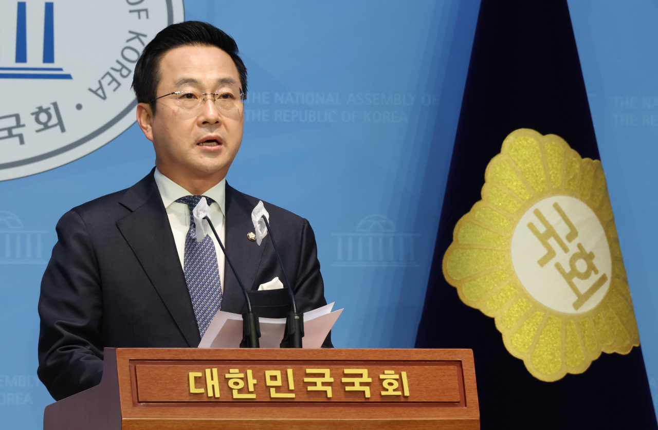 박성준 더불어민주당 대변인이 7일 국회에서 대통령실 제2부속실 설치 추진 관련 논평을 하고 있다. [연합]
