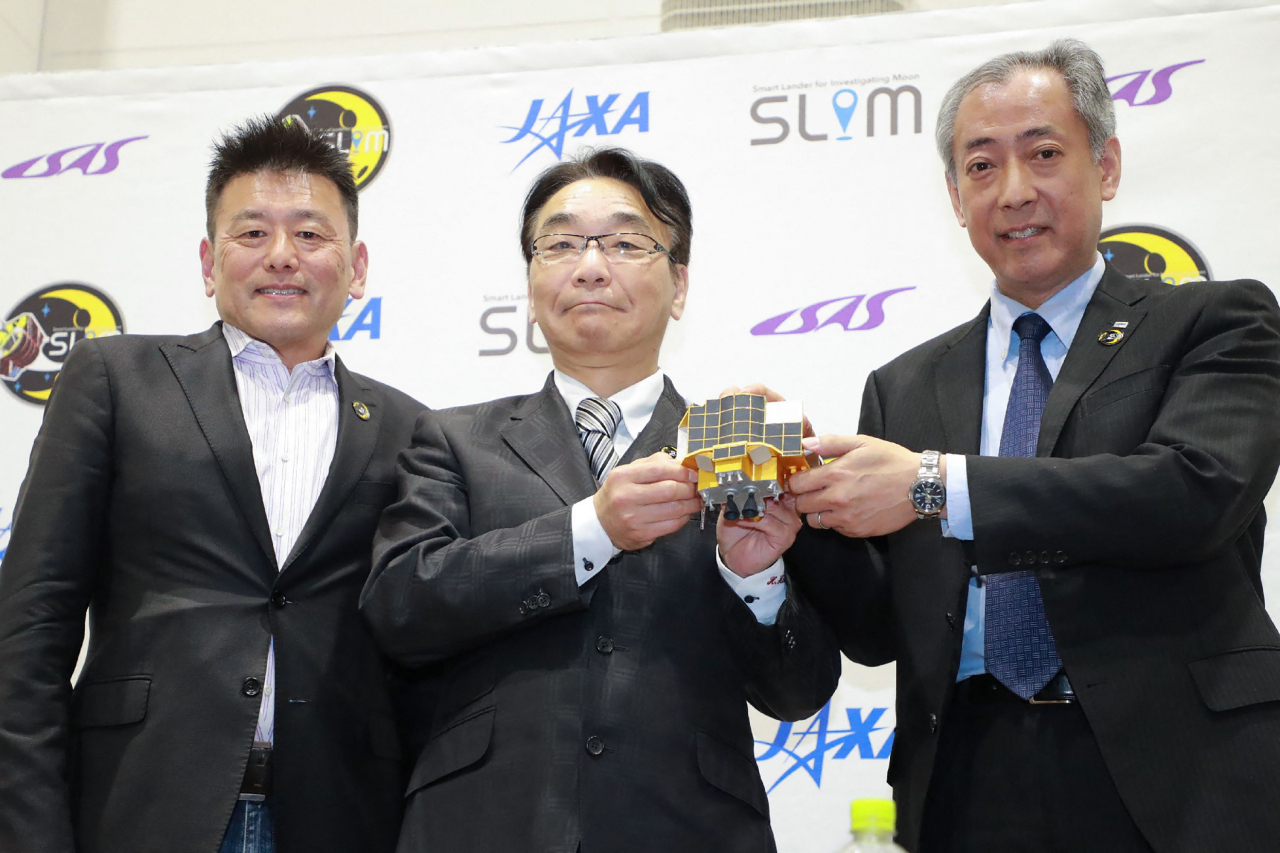 일본 탐사선 ‘슬림’이 달 착륙에 성공한 20일 야마카와 히로시(오른쪽) JAXA 이사장 등이 기자회견에서 포즈를 취하고 있다. [AFP연합]