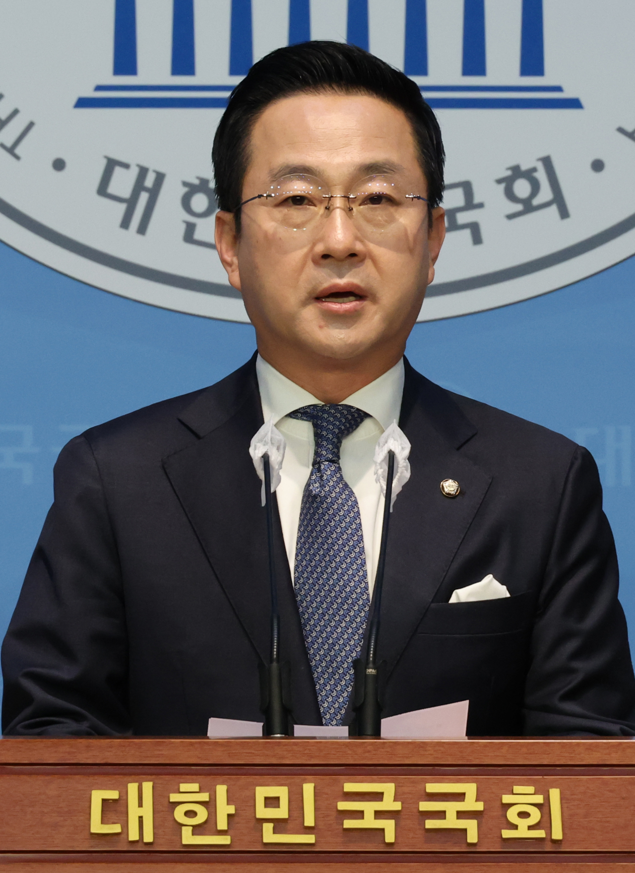 박성준 더불어민주당 대변인이 지난 7일 국회에서 대통령실 제2부속실 설치 추진 관련 논평을 하고 있다. [연합]