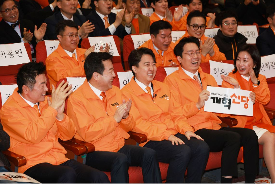 이준석 개혁신당 대표와 당 지도부가 20일 오후 서울 국회 의원회관에서 열린 개혁신당 중앙당 창당대회에서 박수치고 있다. [연합]