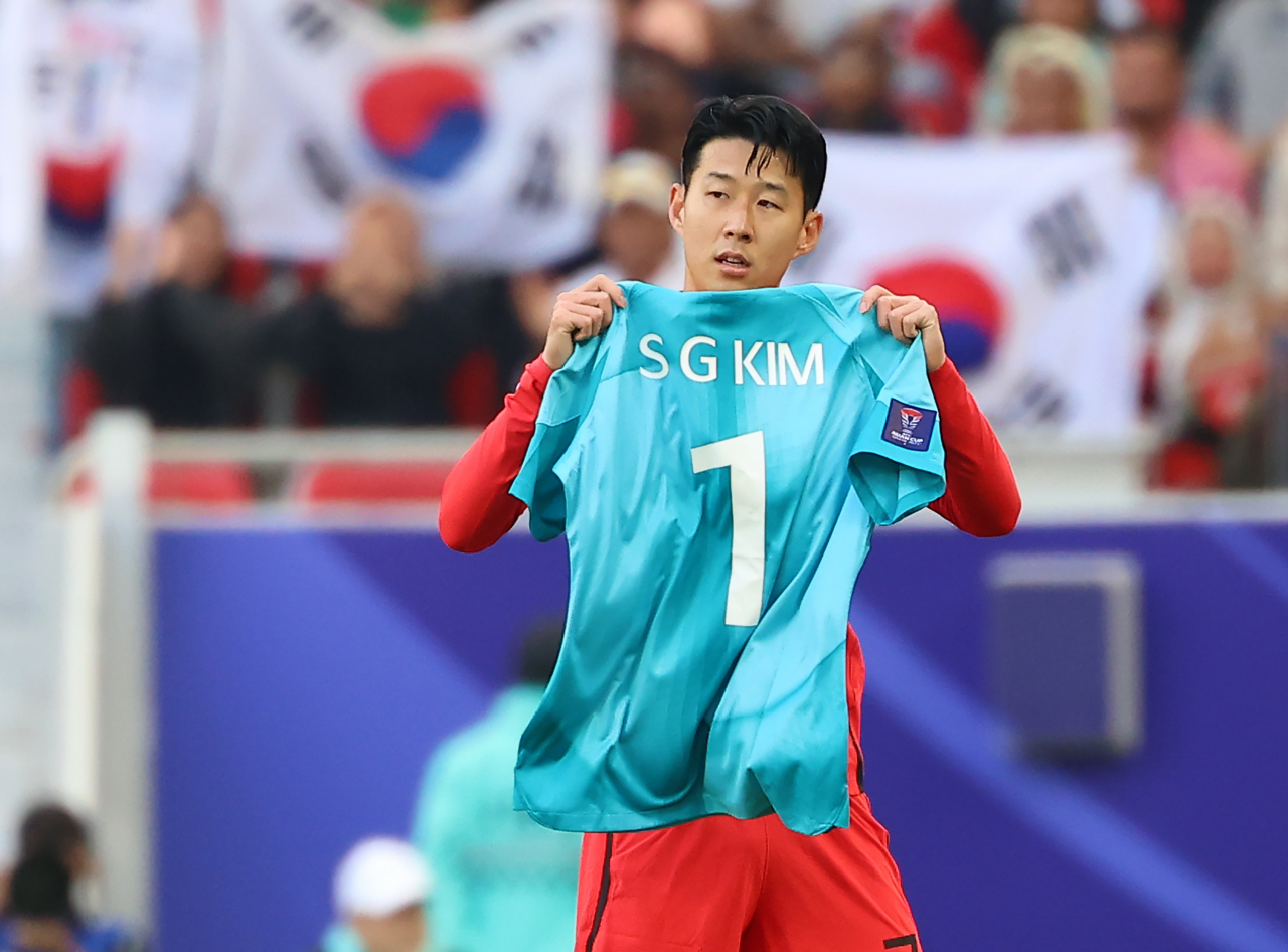선제골을 넣은 손흥민이 부상으로 대표팀에서 하차한 GK 김승규의 유니폼을 들어보이고 있다.연합뉴스