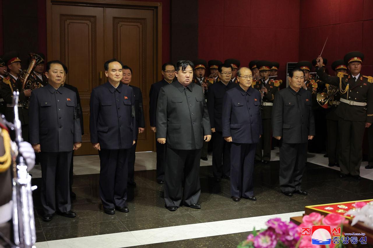 북한 최고인민회의 의장을 지낸 최태복이 94세를 일기로 사망했다고 조선중앙통신이 21일 보도했다. 통신에 따르면 김정은 국무위원장은 이날 새벽 당 중앙위원회 비서들과 함께 그의 빈소를 찾아 애도를 표하고 조화를 전달했다. [연합]