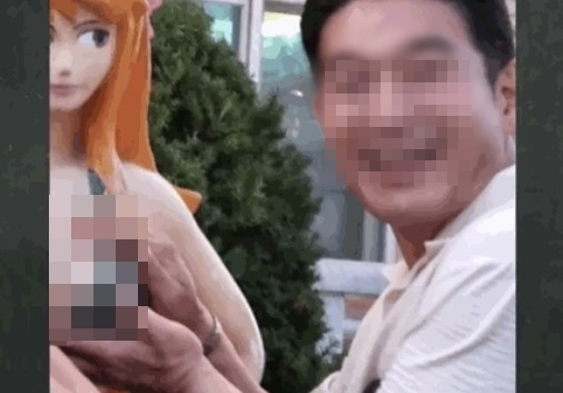 여직원 성추행 의혹 양산시의원, 女 조형물 가슴 만지며 '인증샷 '