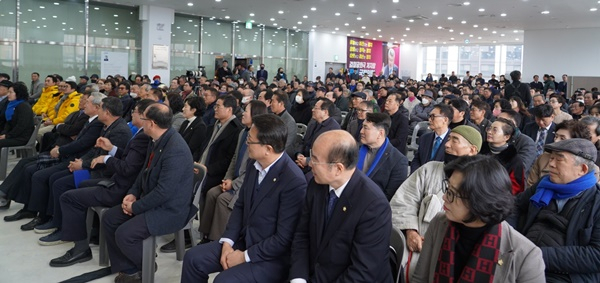 20일 여수을 김회재 국회의원 선거사무소 개소식에 참석한 당직자와 시민들.