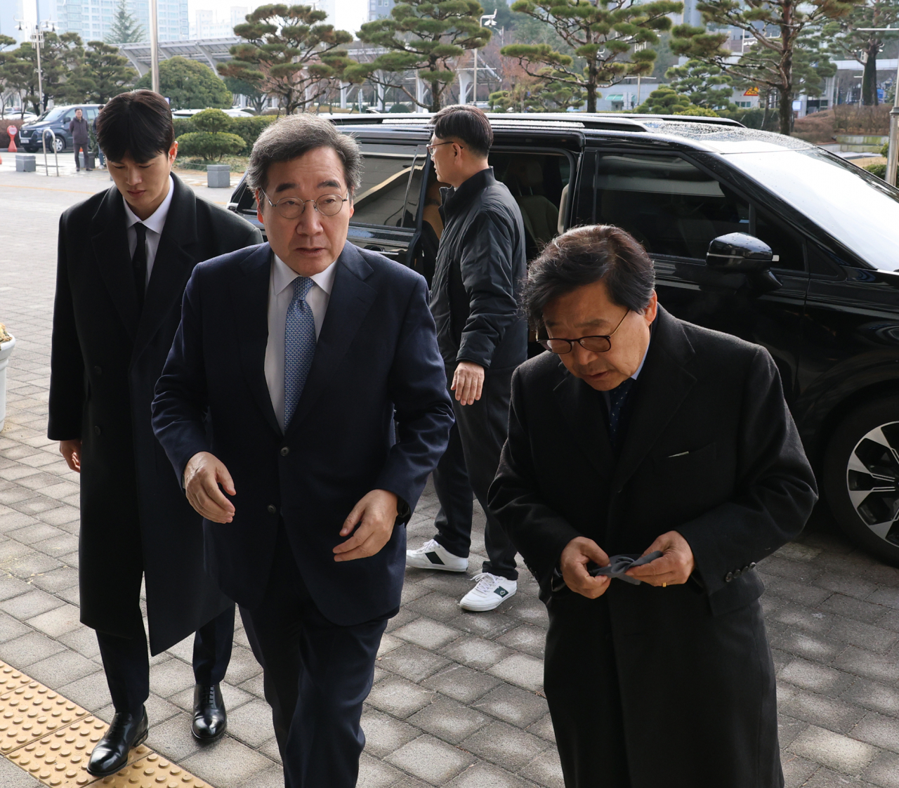 이낙연 새로운미래 인재영입위원장이 21일 기자회견을 위해 전북도의회에 들어서고 있다.[연합]