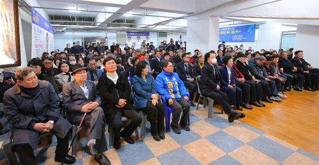권오봉 예비후보(가운데) 선거사무소 개소식이 20일 열리고 있다. [권 캠프 제공]