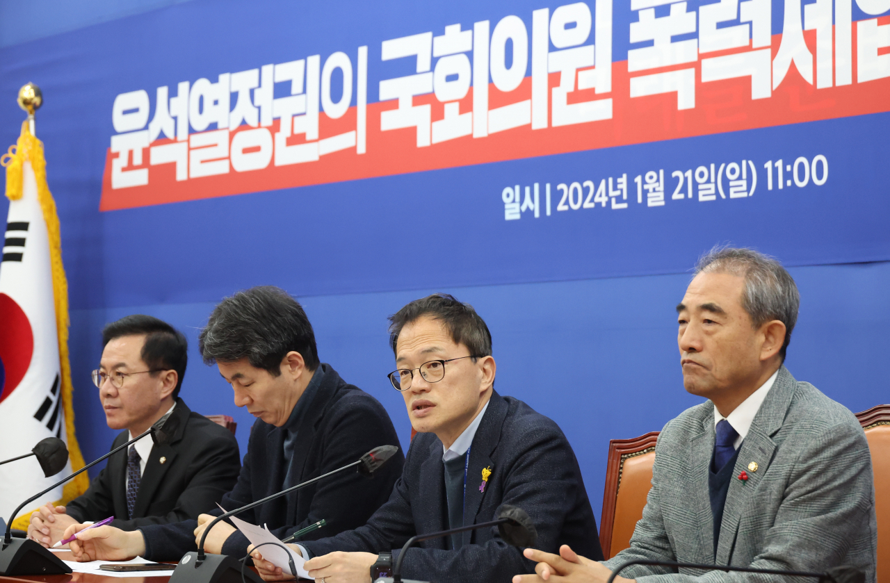 21일 국회에서 열린 '윤석열 정권의 국회의원 폭력제압 및 거짓 해명 규탄' 기자간담회에서 민주당 박주민 의원이 발언을 하고 있다. [연합]