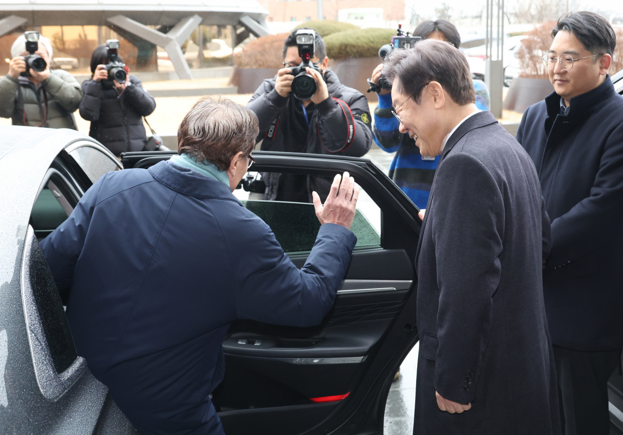 더불어민주당 이재명 대표(오른쪽)가 21일 서울 여의도 한 식당에서 이해찬 전 대표와 회동한 뒤 배웅을 하고 있다. [연합]