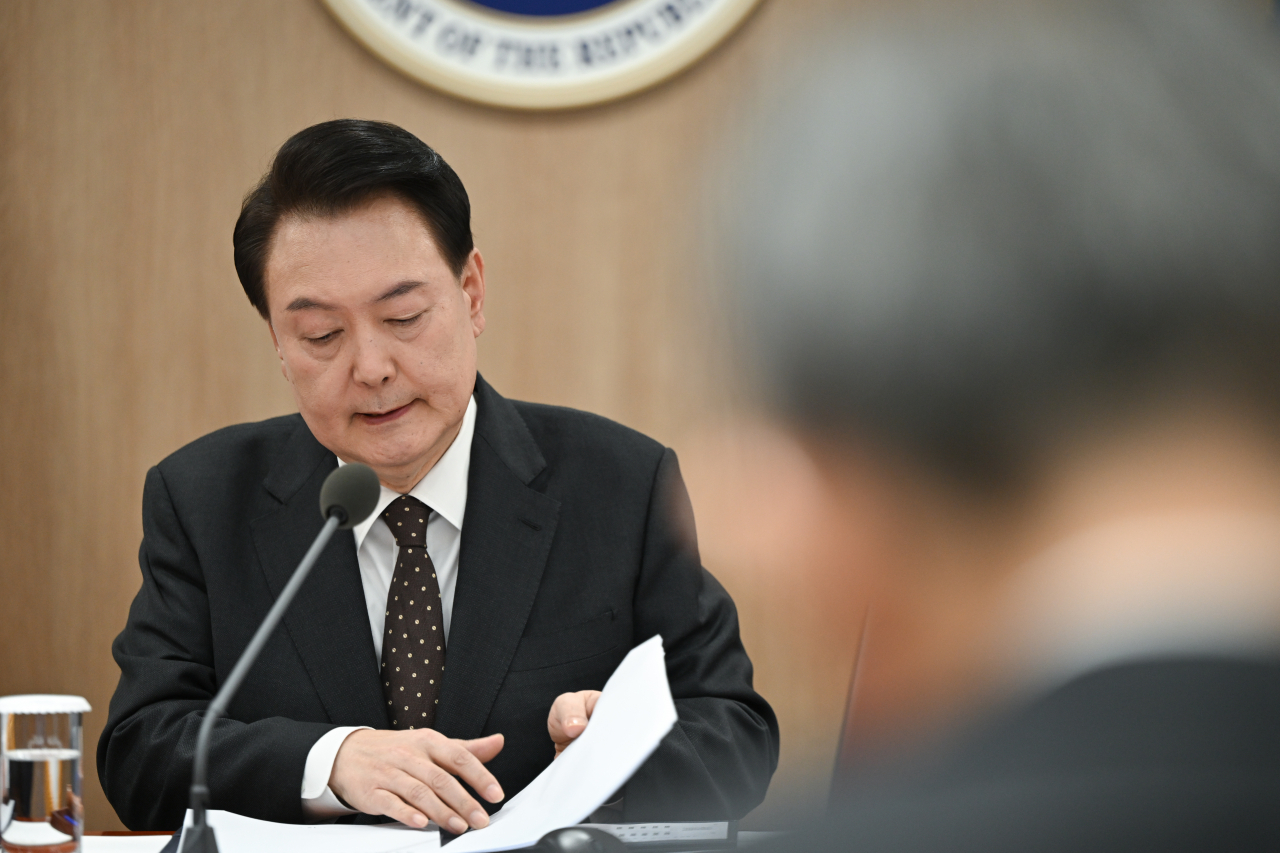 윤석열 대통령이 16일 서울 용산 대통령실 청사에서 열린 국무회의에서 모두발언을 마친 뒤 자료를 정리하고 있다. [연합]