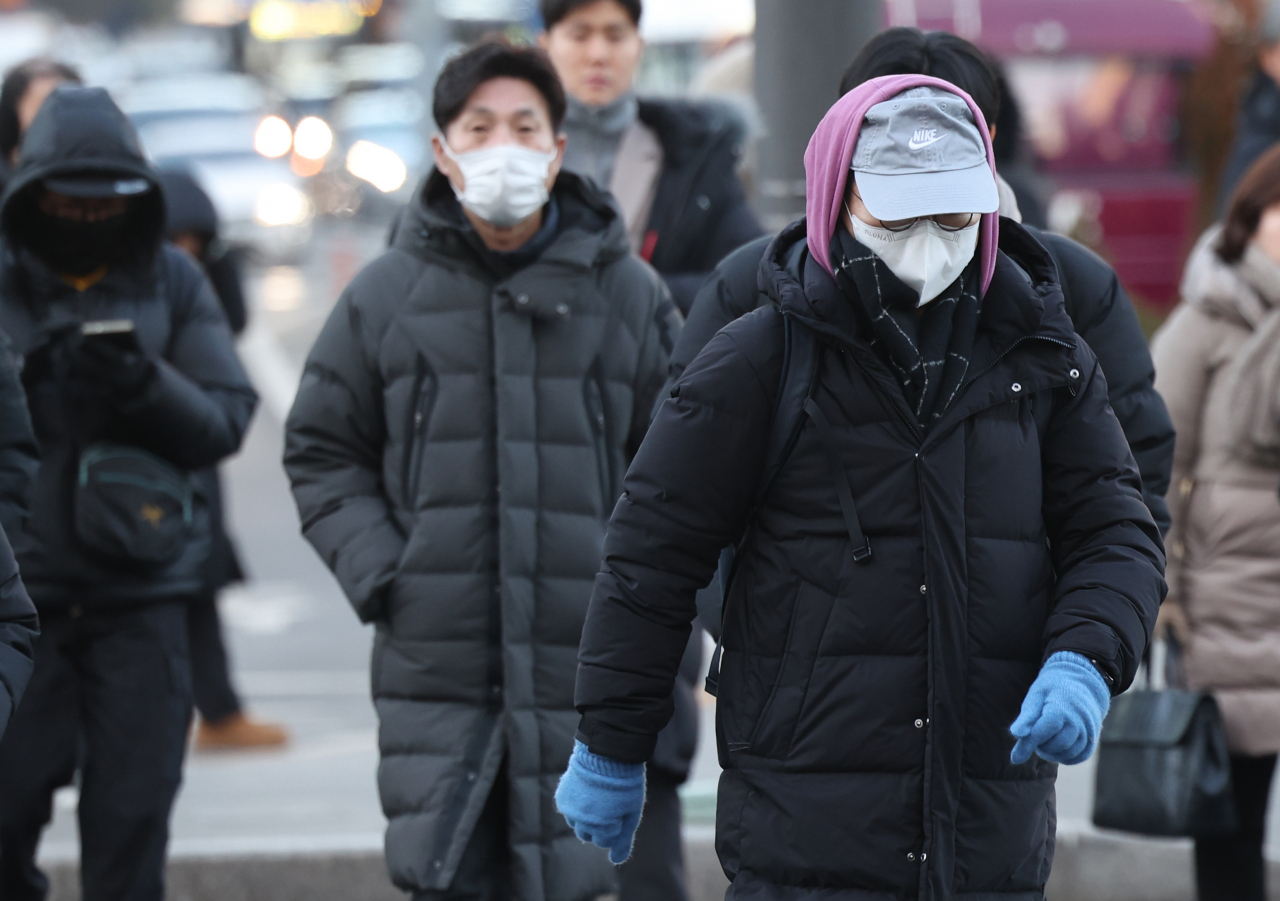 서울 광화문네거리에서 시민들이 출근하고 있다.[연합]