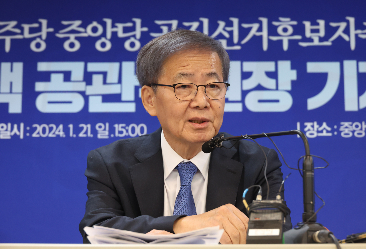 21일 서울 여의도 더불어민주당 당사에서 열린 공천관리위원장 간담회에서 임혁백 위원장이 발언을 하고 있다.[연합]