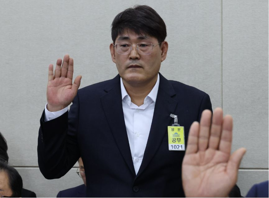 지난해 10월 국회 보건복지위원회 국정감사에서 탕후루 설탕 과소비와 관련해 출석한 정철훈 달콤나라앨리스 사내이사가 증인선서를 하고 있다. [연합]