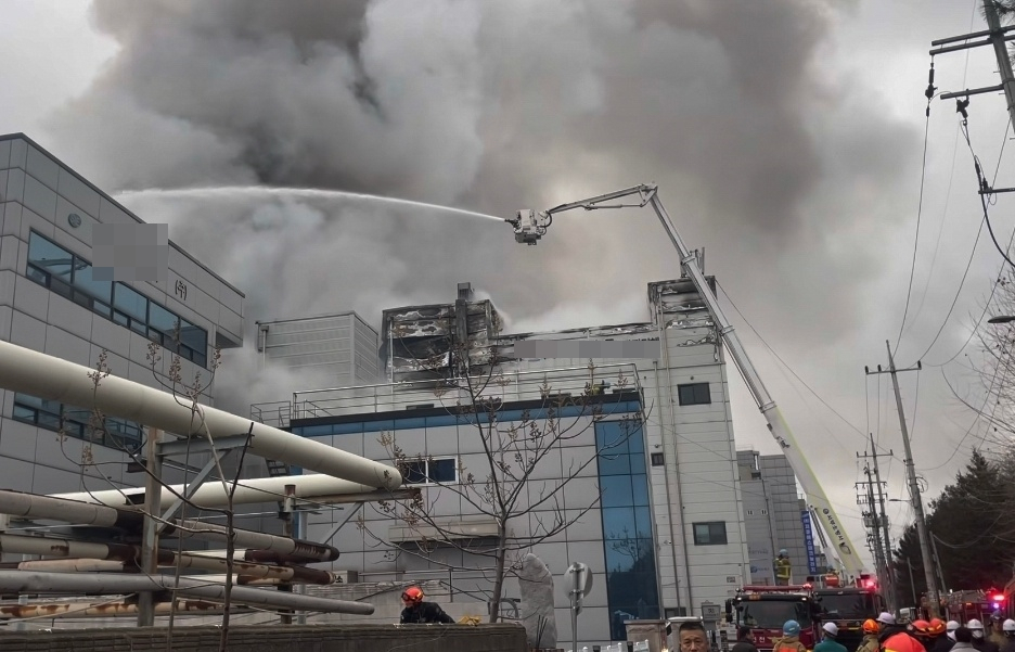 21일 오전 인천시 서구 가좌동 인천일반산업단지에서 불이 나 소방대원들이 진화 작업을 하고 있다.[인천소방본부 제공]